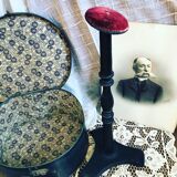 Large Napoleon III hat holder in blackened wood and red velvet. Old hat display. 1900s. Old fashion