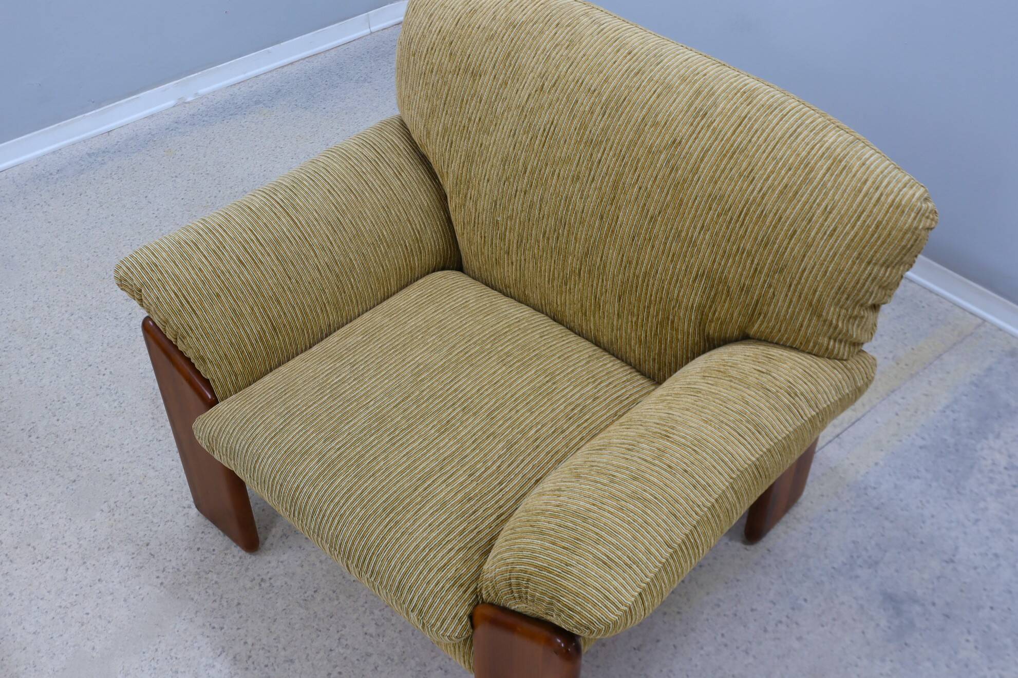 Mobil Girgi walnut wood armchairs 1970s, set of 2