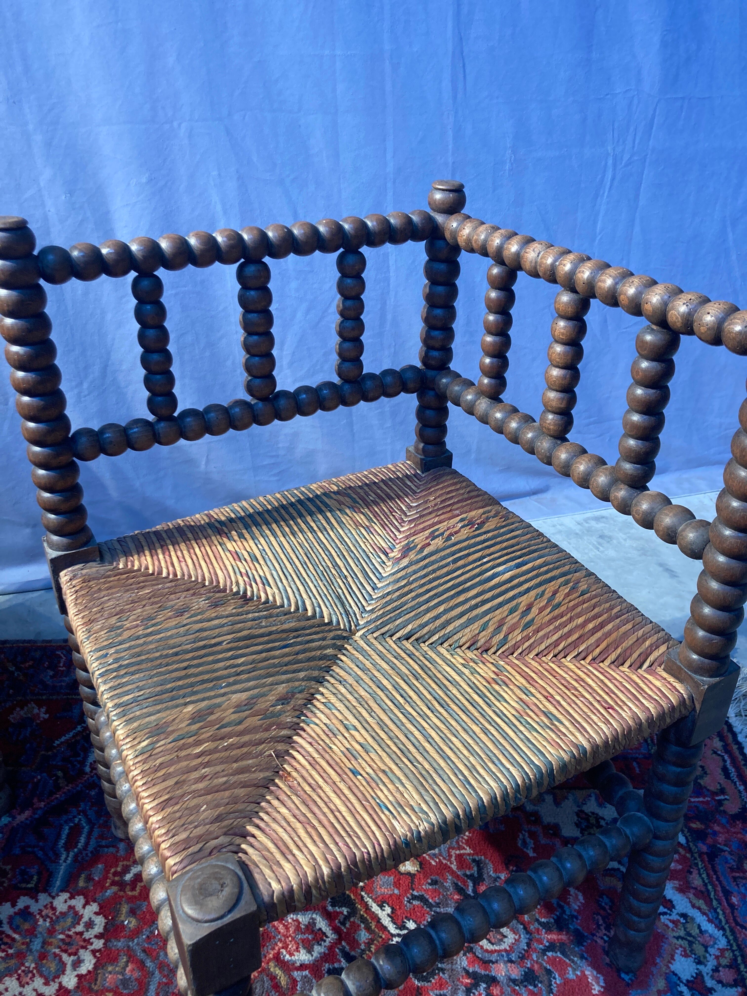 Duo de chaises de nourrice sculptées