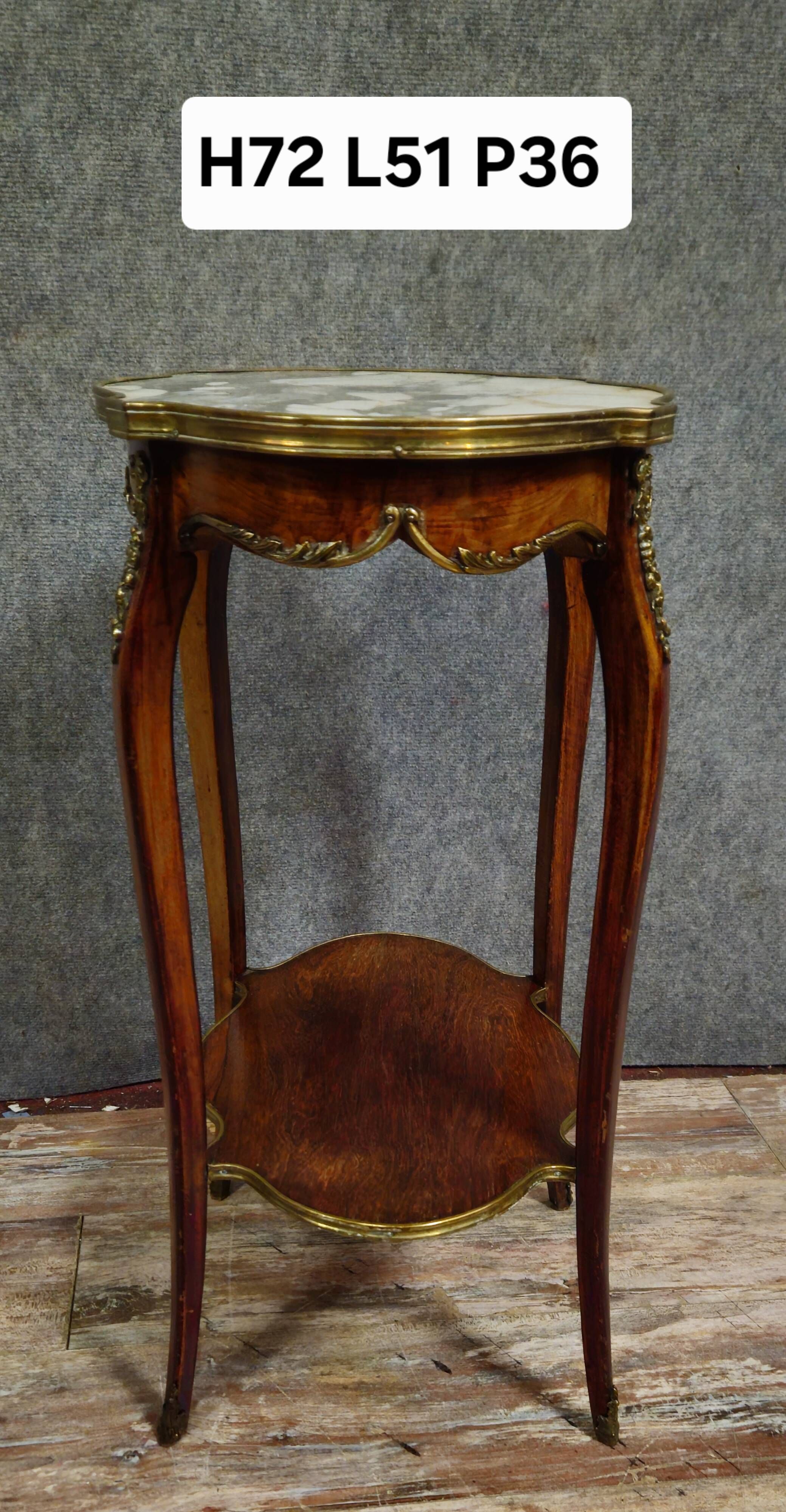 Display table - Louis XV style side table, finely crafted in mahogany.