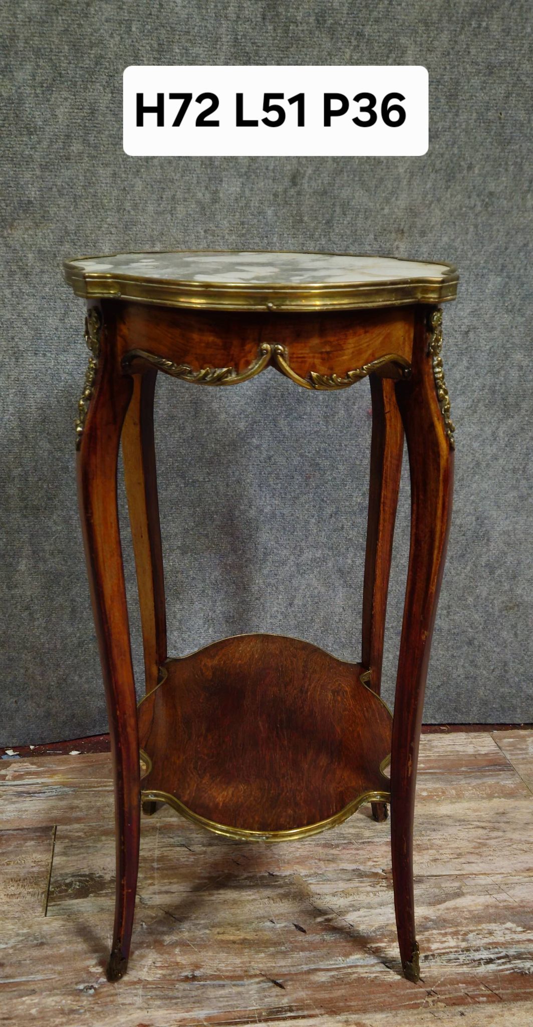 Table d'apparat - guéridon de style Louis XV, en acajou finement travaillé