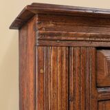 Armoire belge à une porte sculptée à la main du XVIe siècle en chêne massif