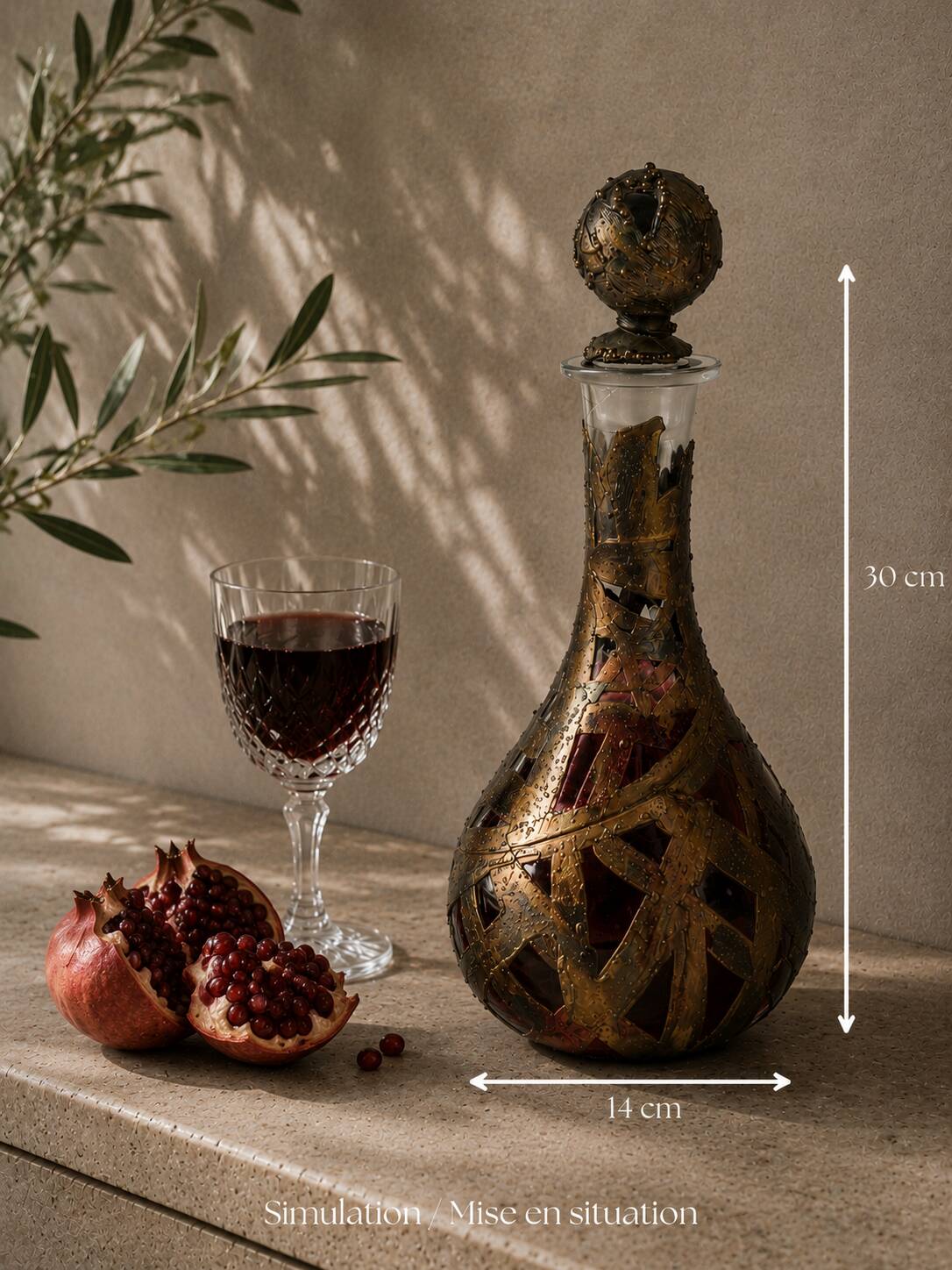 Carafe artisanale en verre soufflé et cuivre patiné décor brutaliste 90 cm