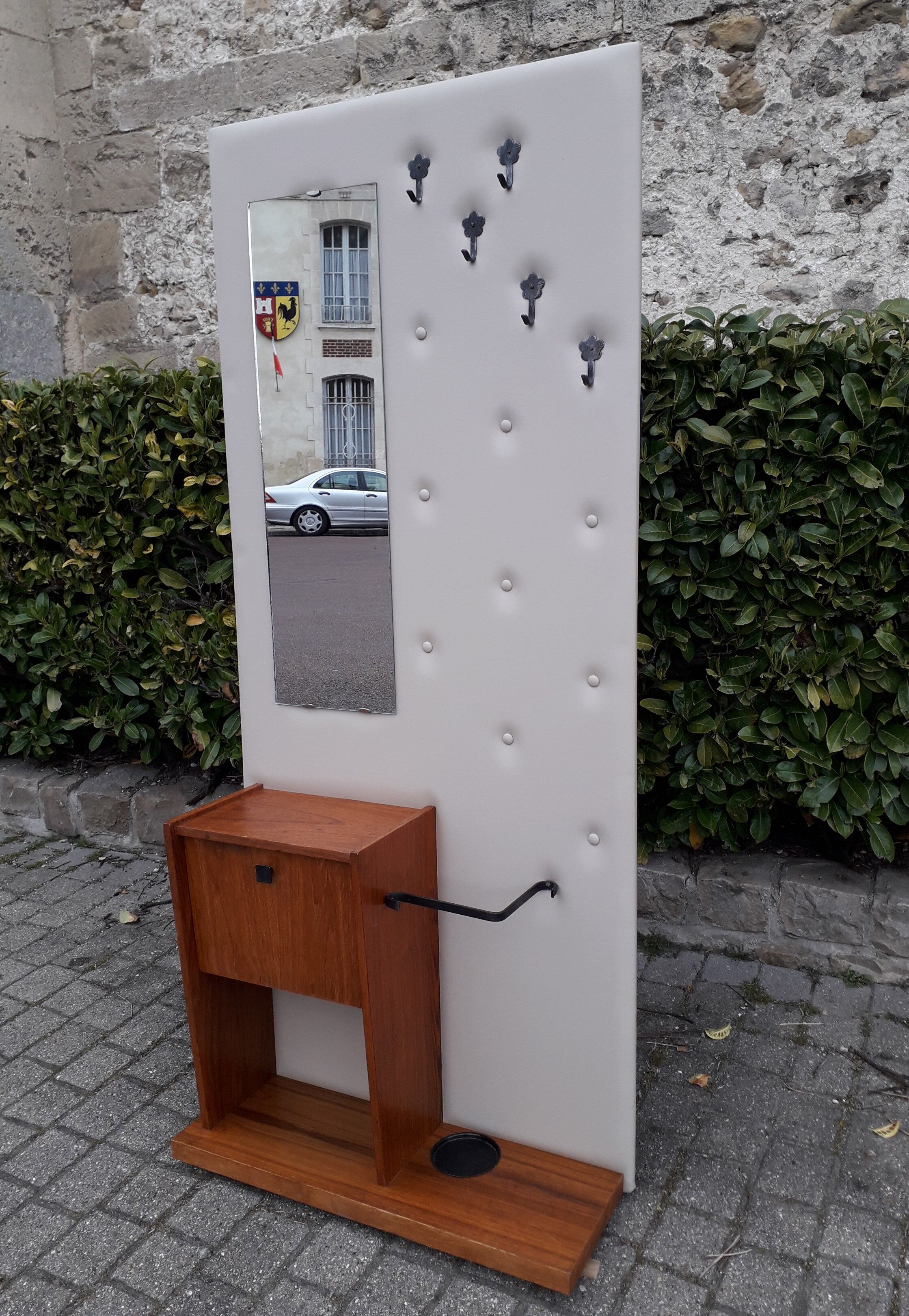 60s entry locker room