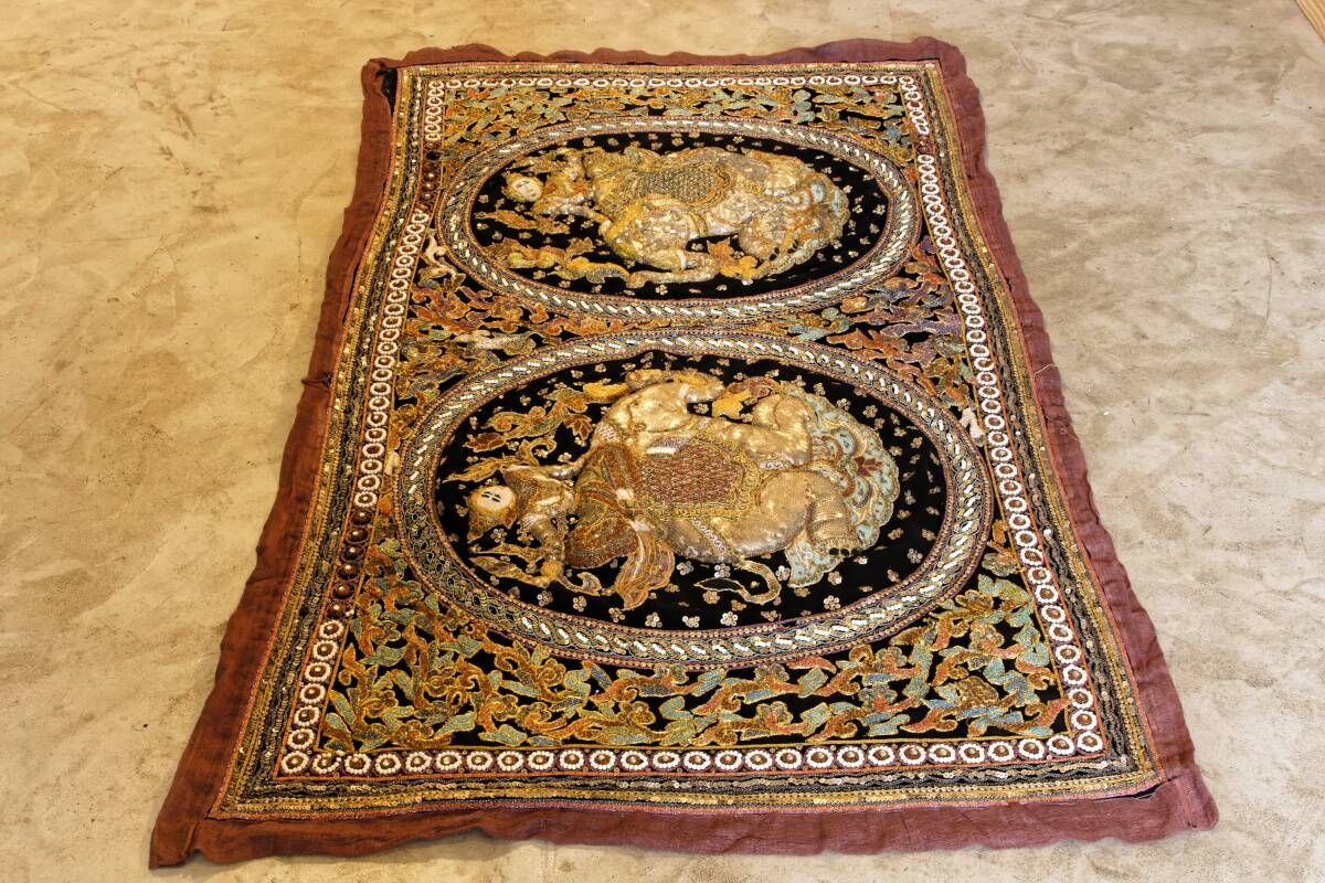 Tapisserie birmane Kalaga, les éléphants, perles et sequins