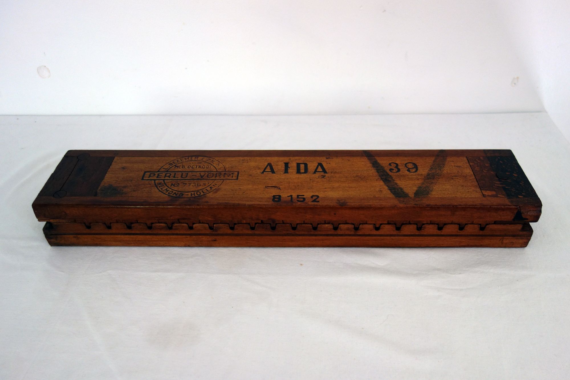 Old Perlu Vorm beech cigar mold or press, Holland circa 1950