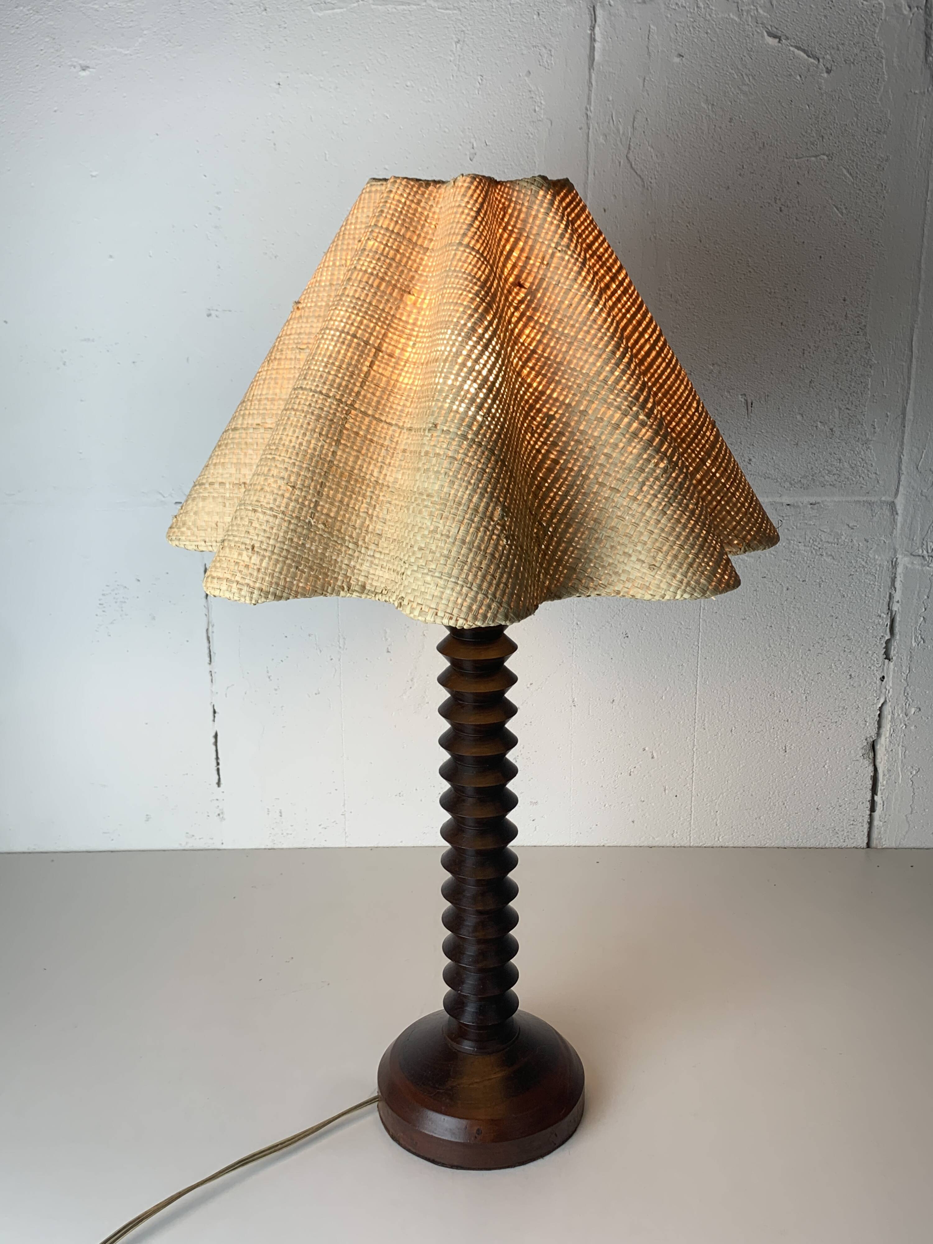 Lampe de table française en bois tourné dans le style de Charles Dudouyt, années 1950