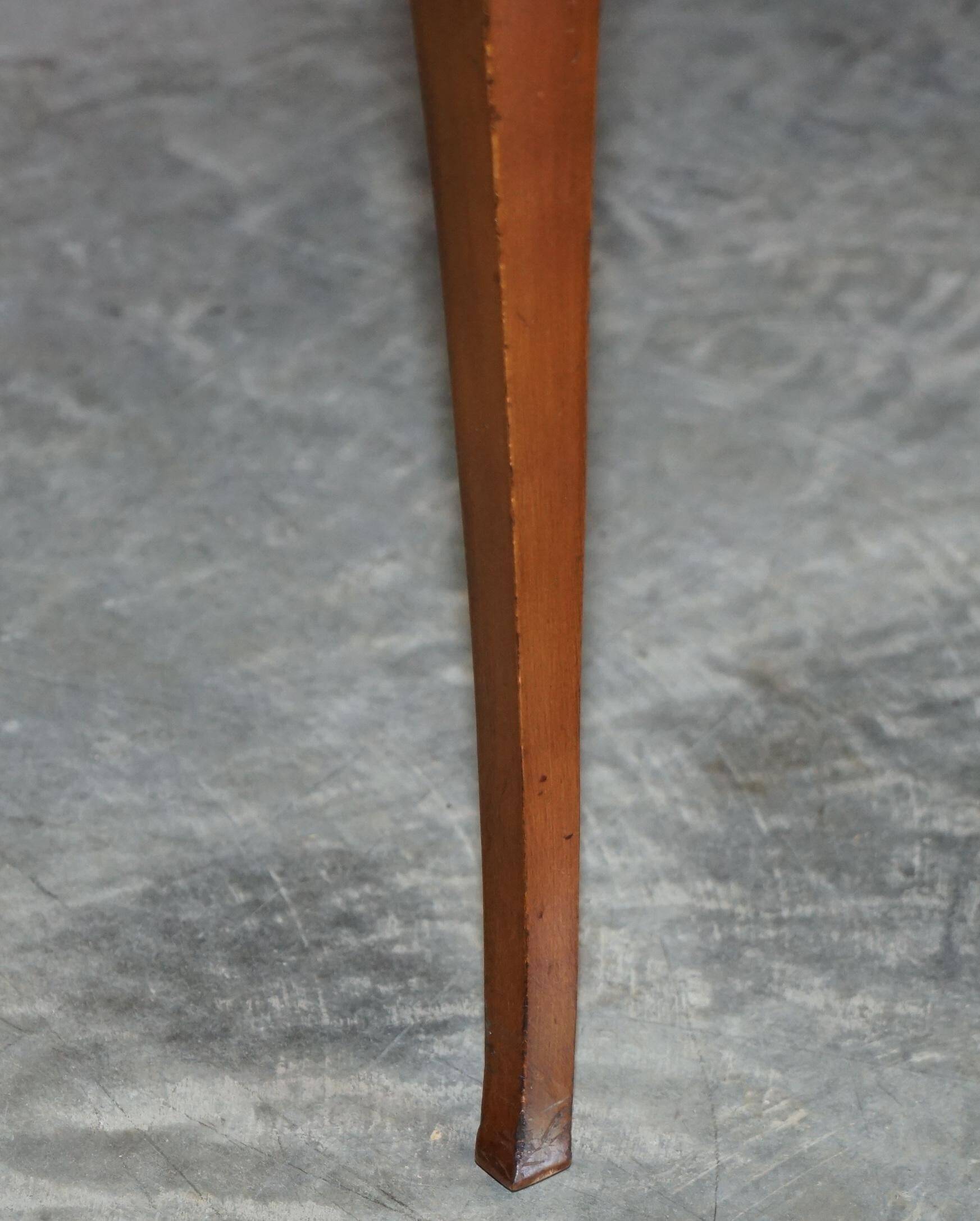 Table d'écriture vintage en bois dur avec dessus en verre brodé de soie