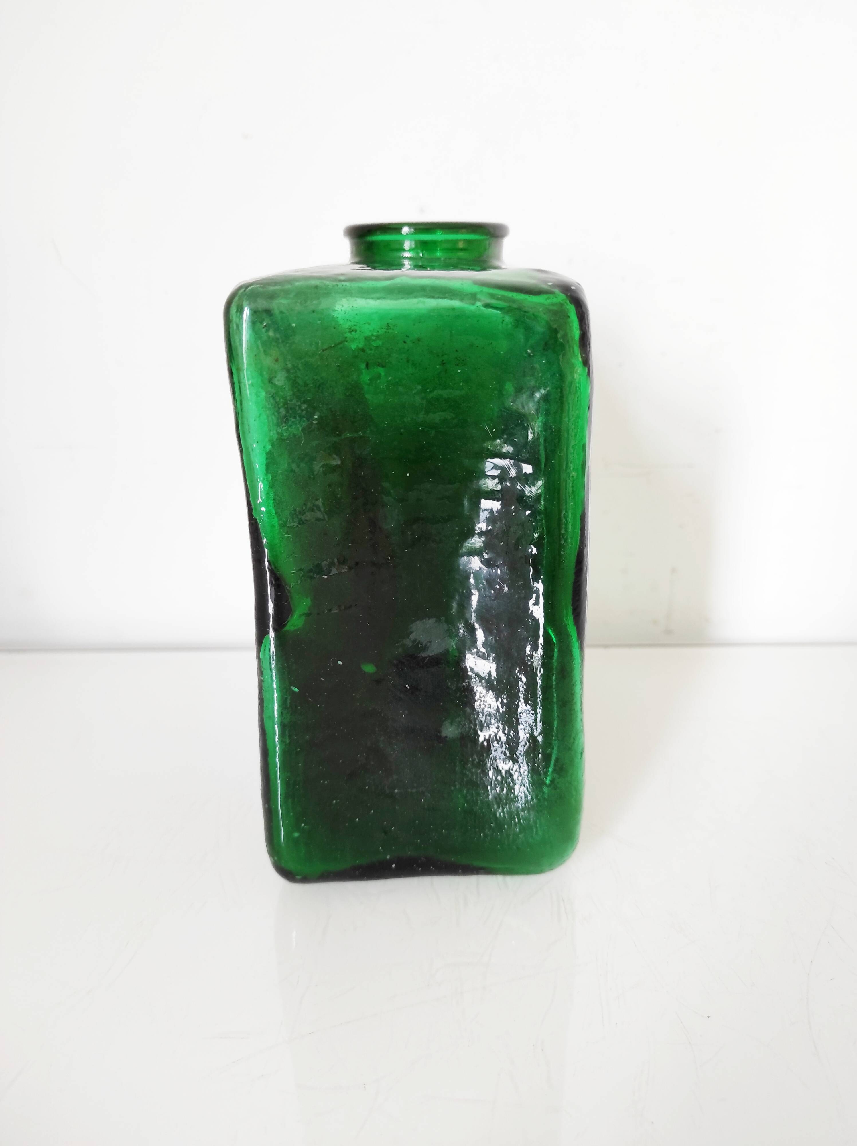 vase carré en verre vert