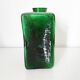 vase carré en verre vert