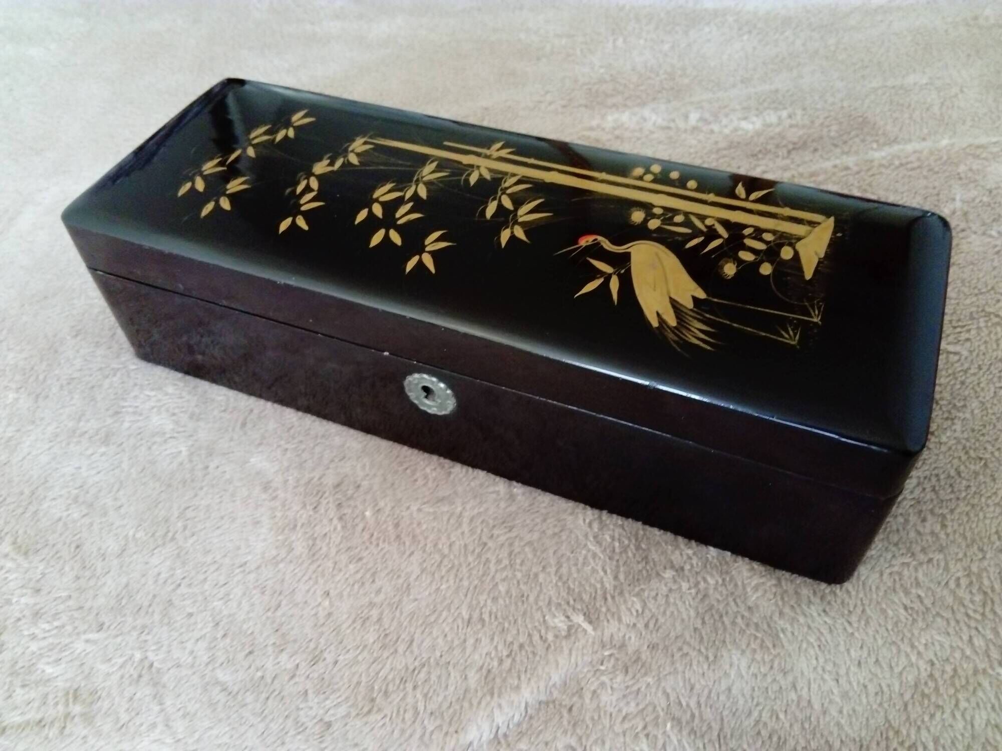 Glove box in lacquered wood decorated with a crane among bamboos. China, Japan?