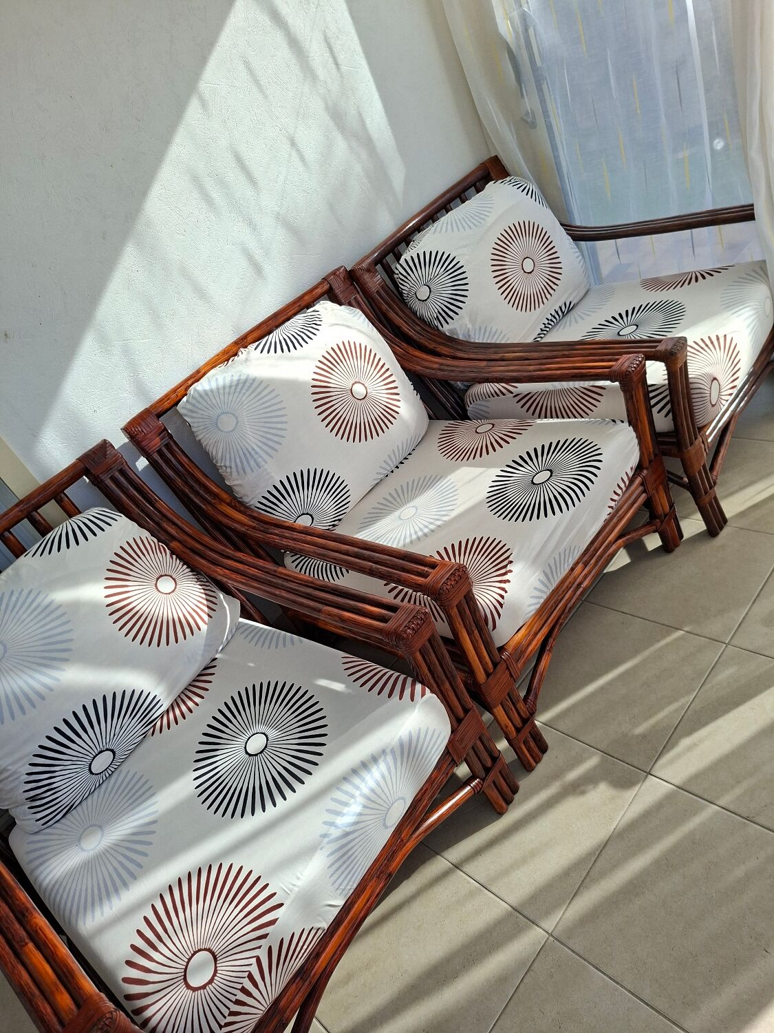 Salon vintage Maison Maugrion en rotin et finitions cuir et plume