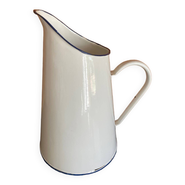 Pichet à eau en métal émaillé