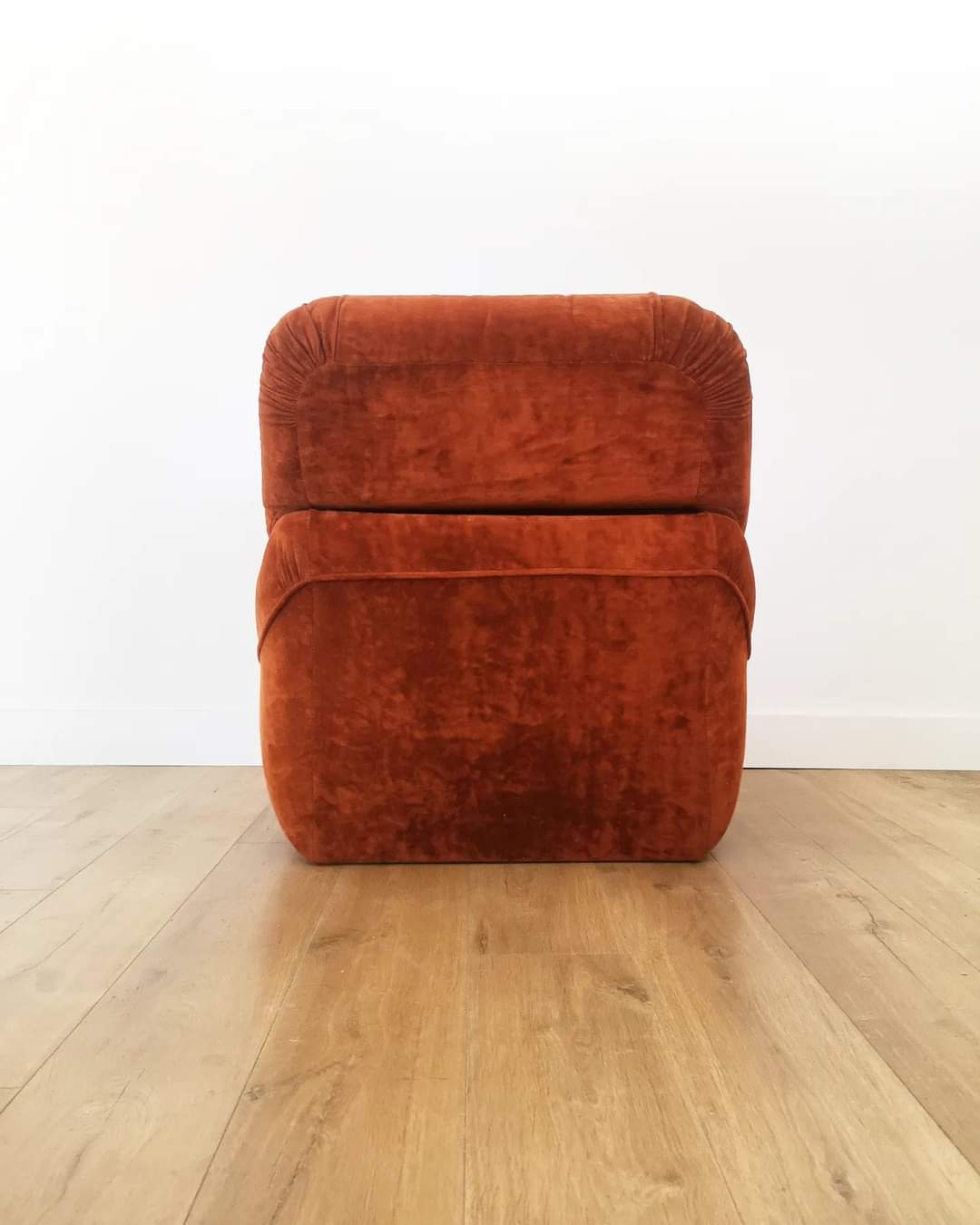 Fauteuil vintage en velours brique