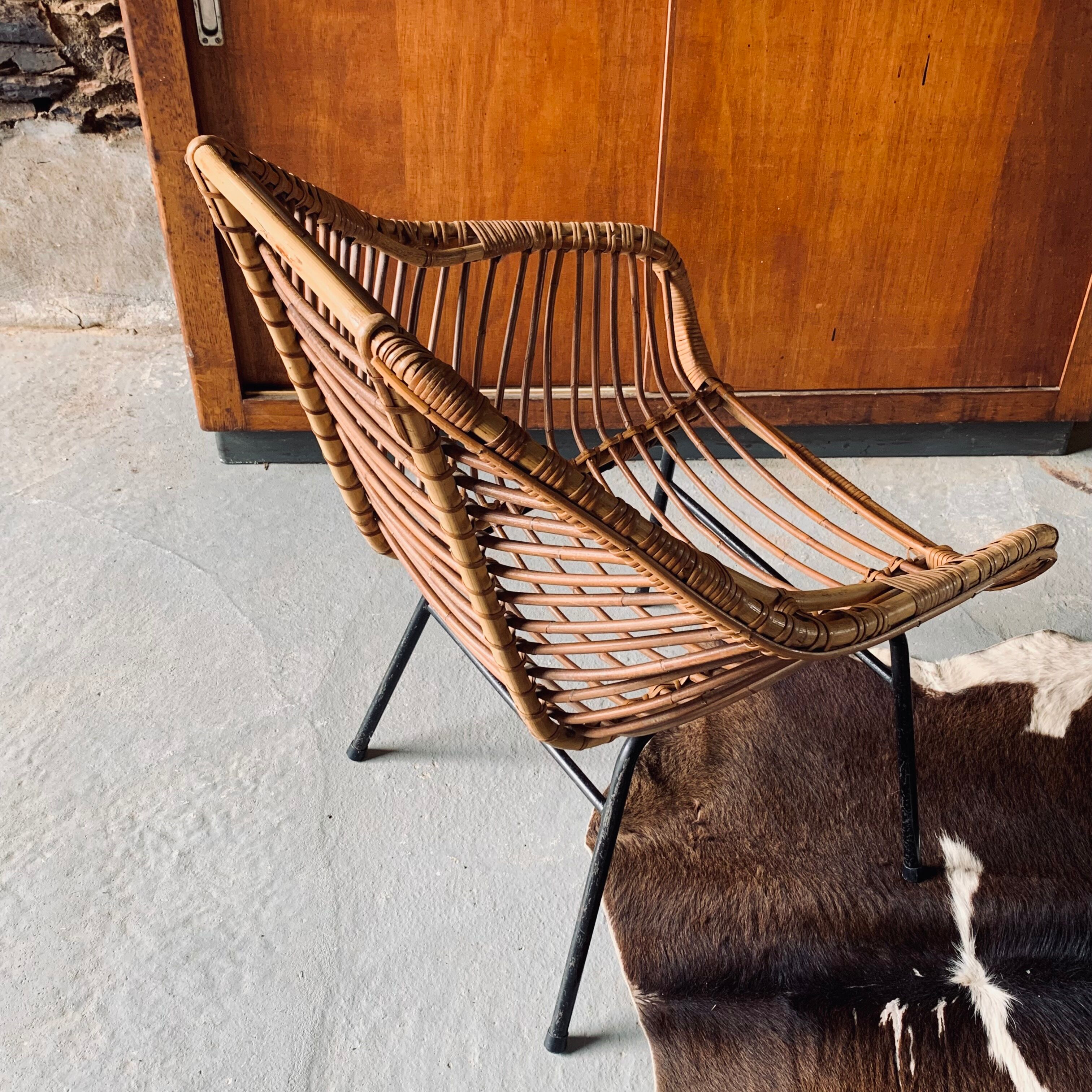 Rattan armchair and black metal base 1960