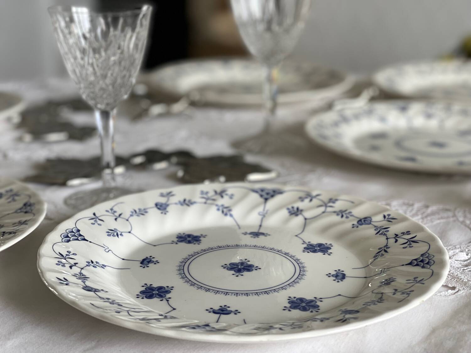 6 flat plates in English porcelain