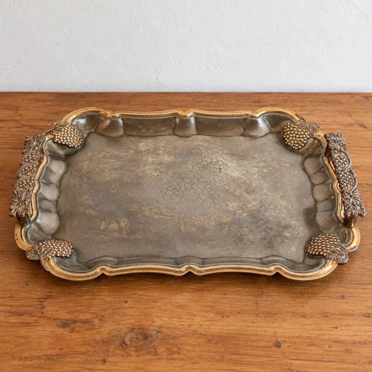Vintage silver and gold metal serving tray – Grape cluster decoration – 36 cm