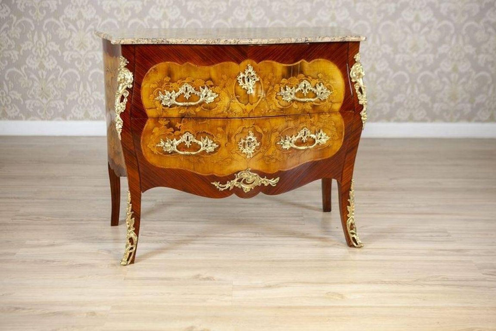 Commode de style français avec dessus en granit, années 1890.