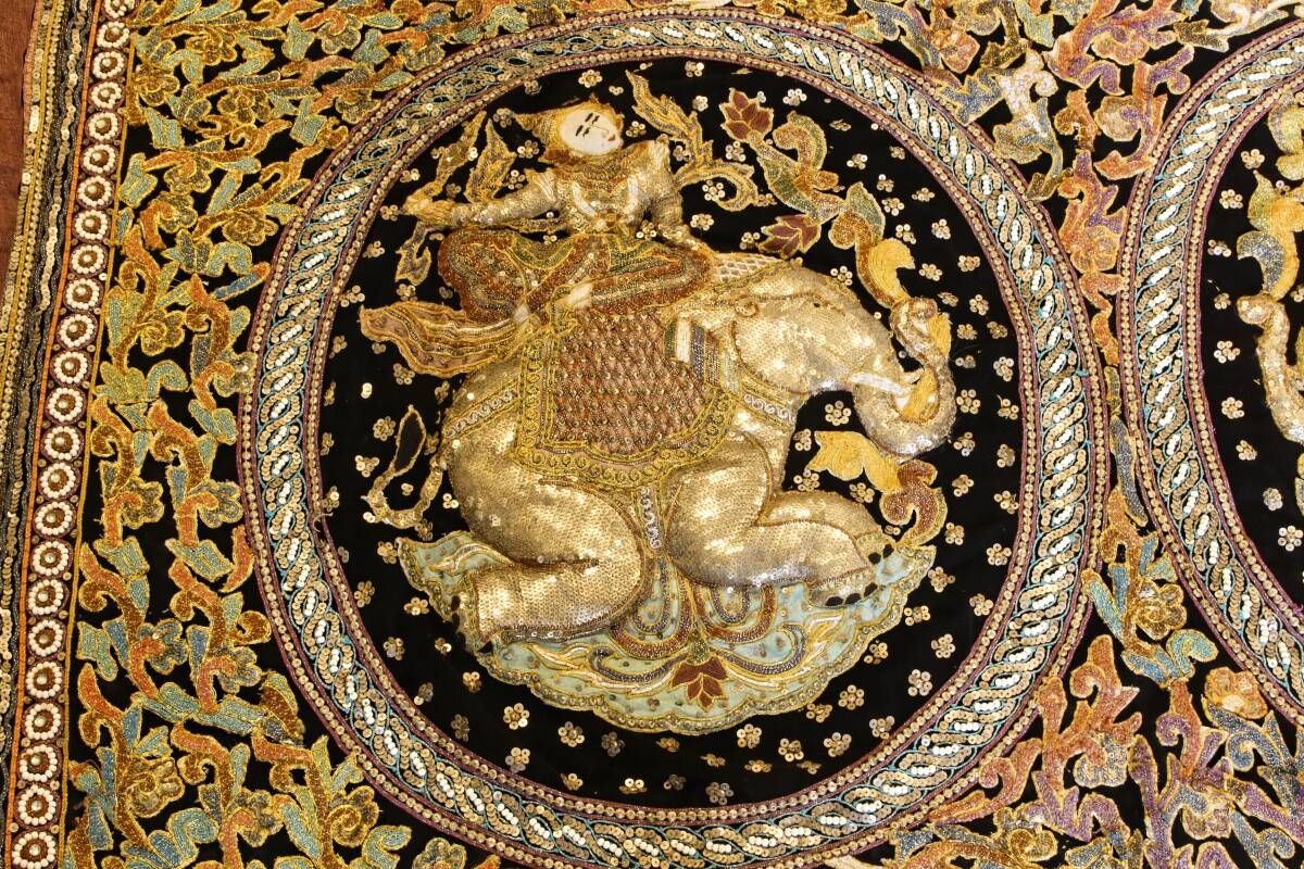 Tapisserie birmane Kalaga, les éléphants, perles et sequins