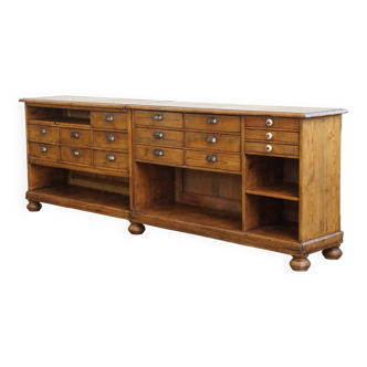 Long comptoir/buffet en pin antique avec 16 tiroirs