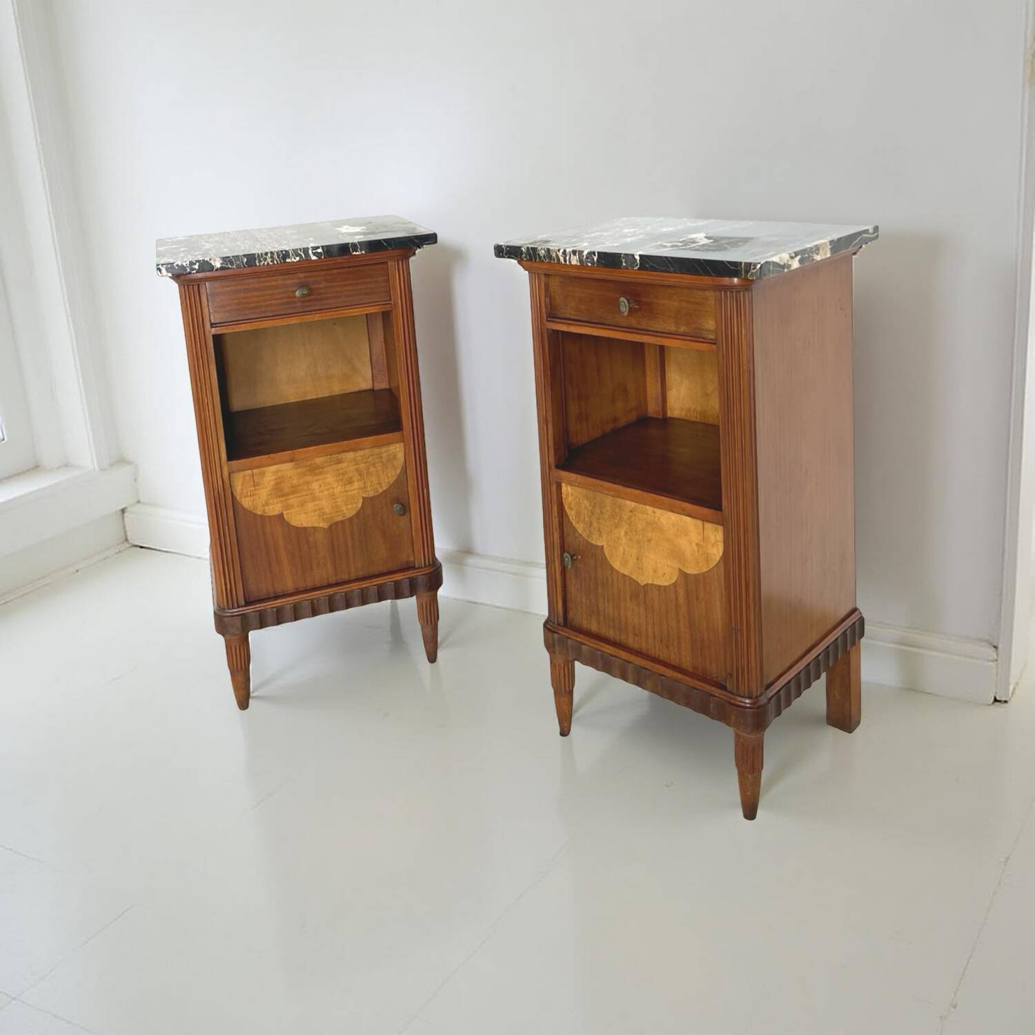 Tables de chevet italiennes en placage d'acajou avec de splendides