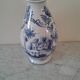 Vase bleu orné bleu et blanc