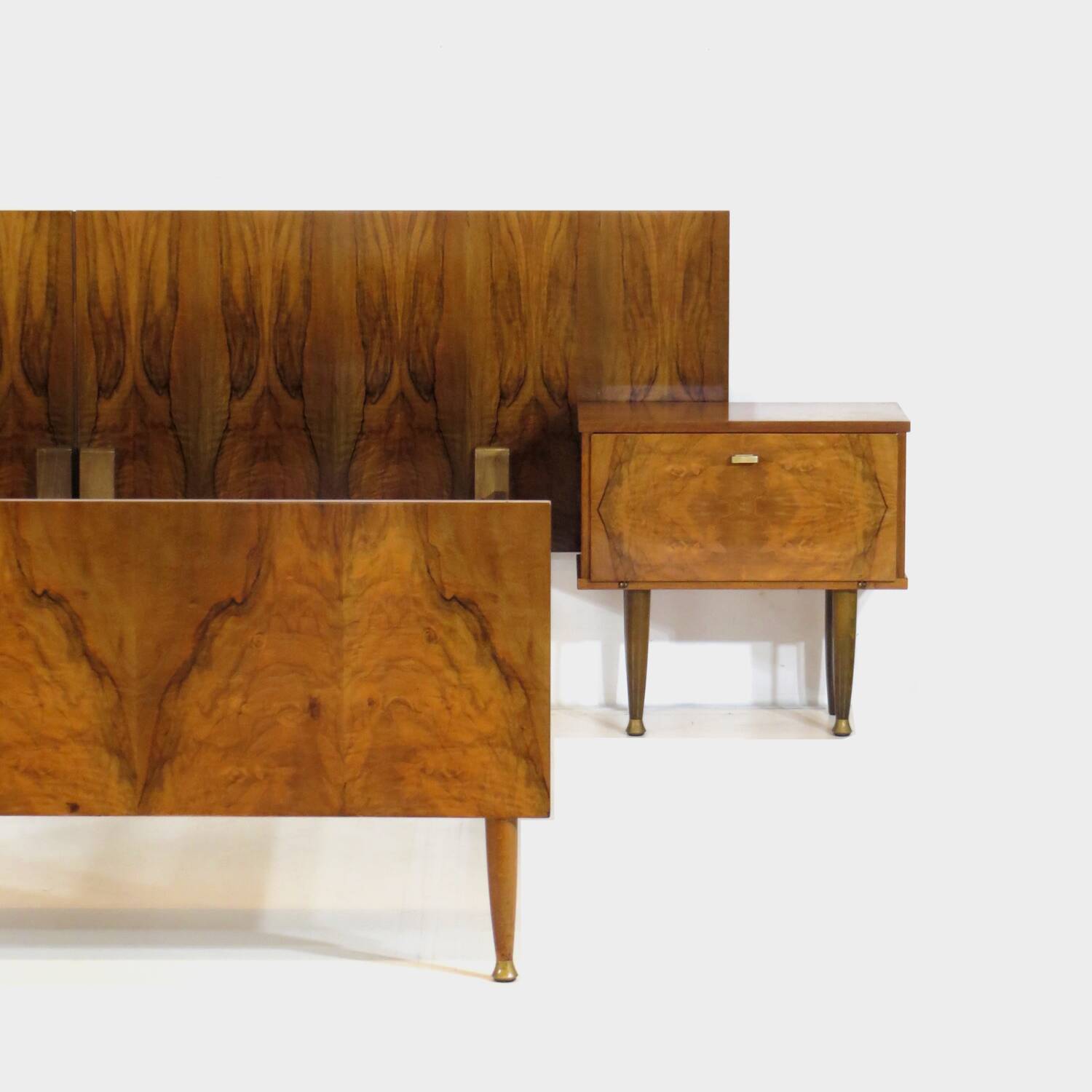 Lit double et tables de nuit en noyer, années 1960