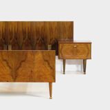 Lit double et tables de nuit en noyer, années 1960