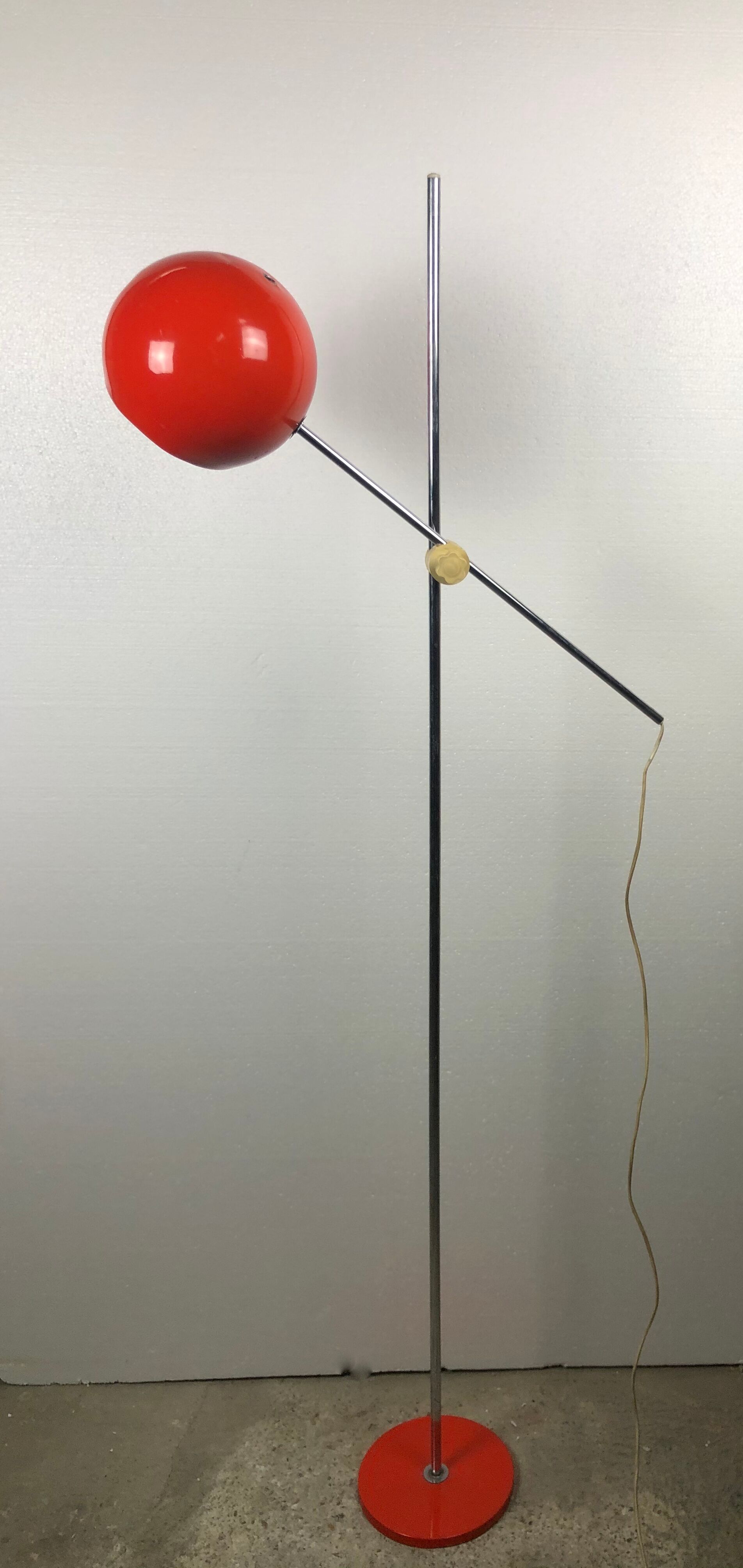 Lampe sur pied articulée italie en métal laqué orange et chromé