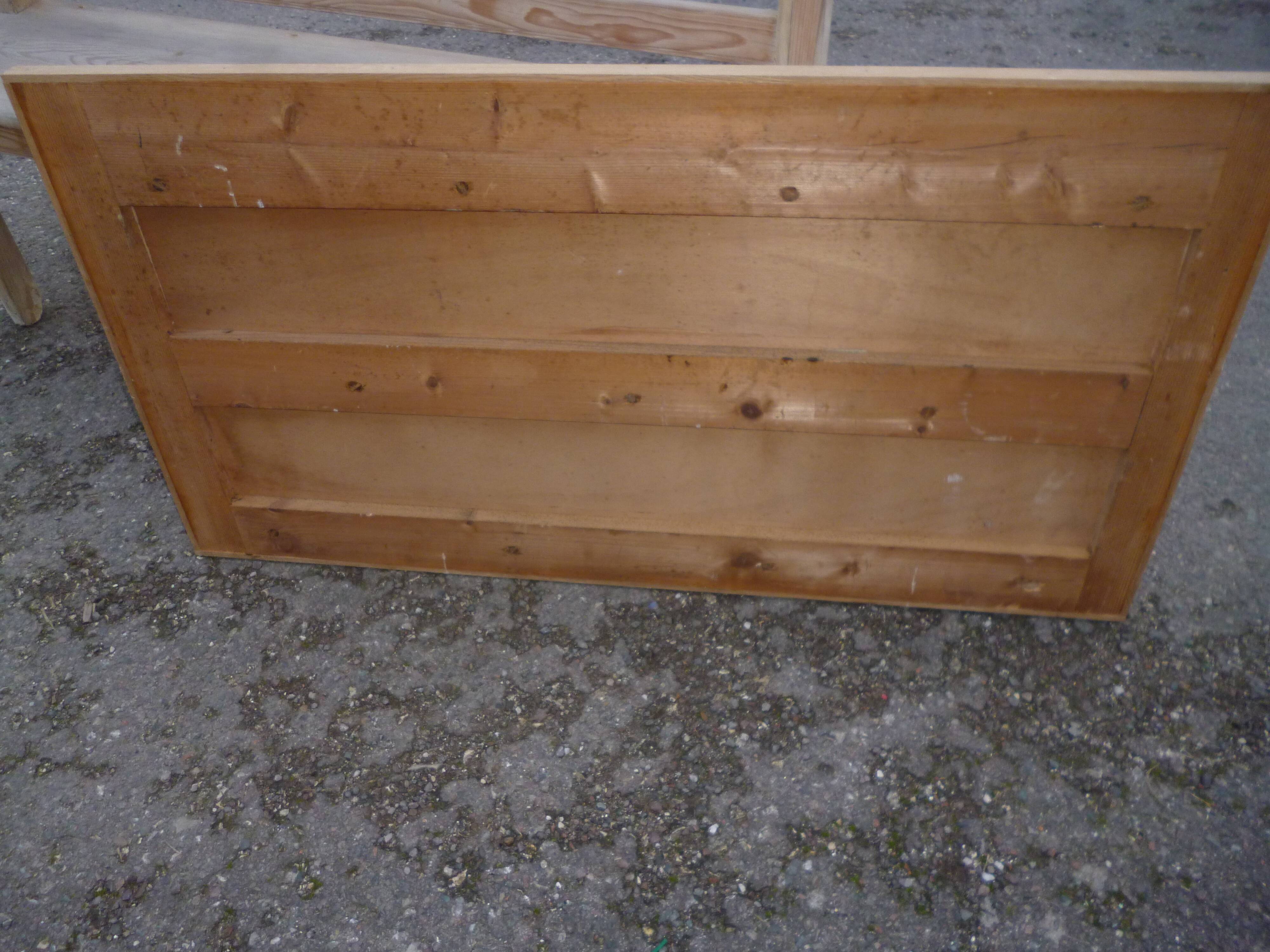 Wall coat rack in oak.