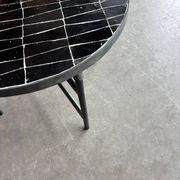 Table basse ronde en zellige noir – Design marocain artisanal 60 cm