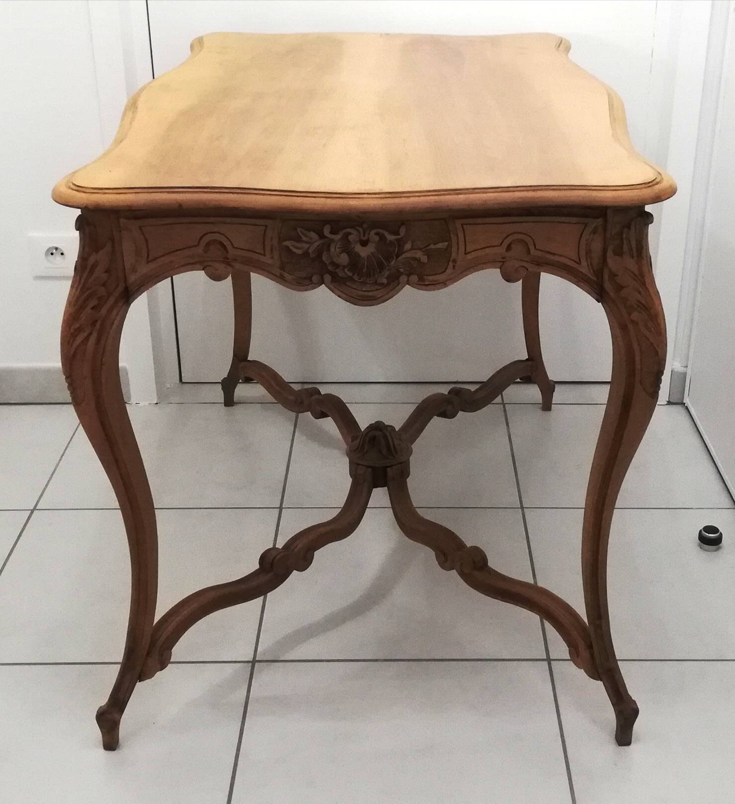 Table à tiroir de style Louis XV