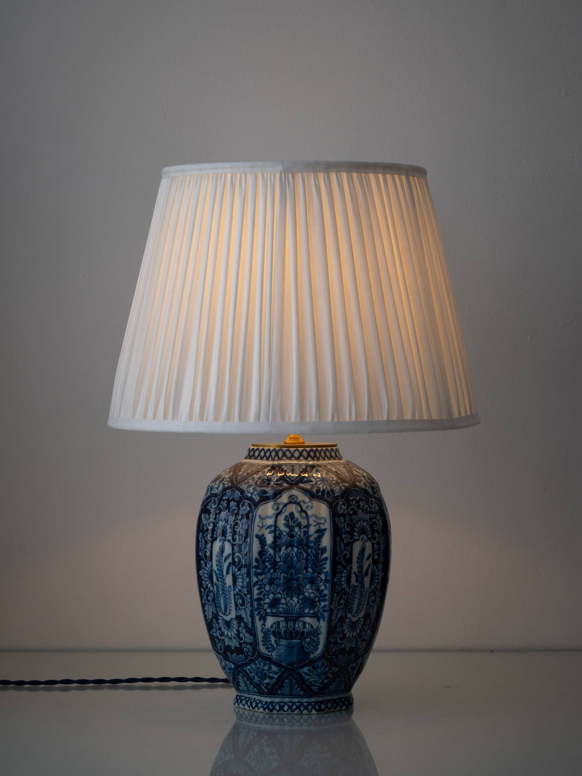 Vintage table lamp in blue and white ceramic from Delft, signed Makkum, hand-painted, 1950s