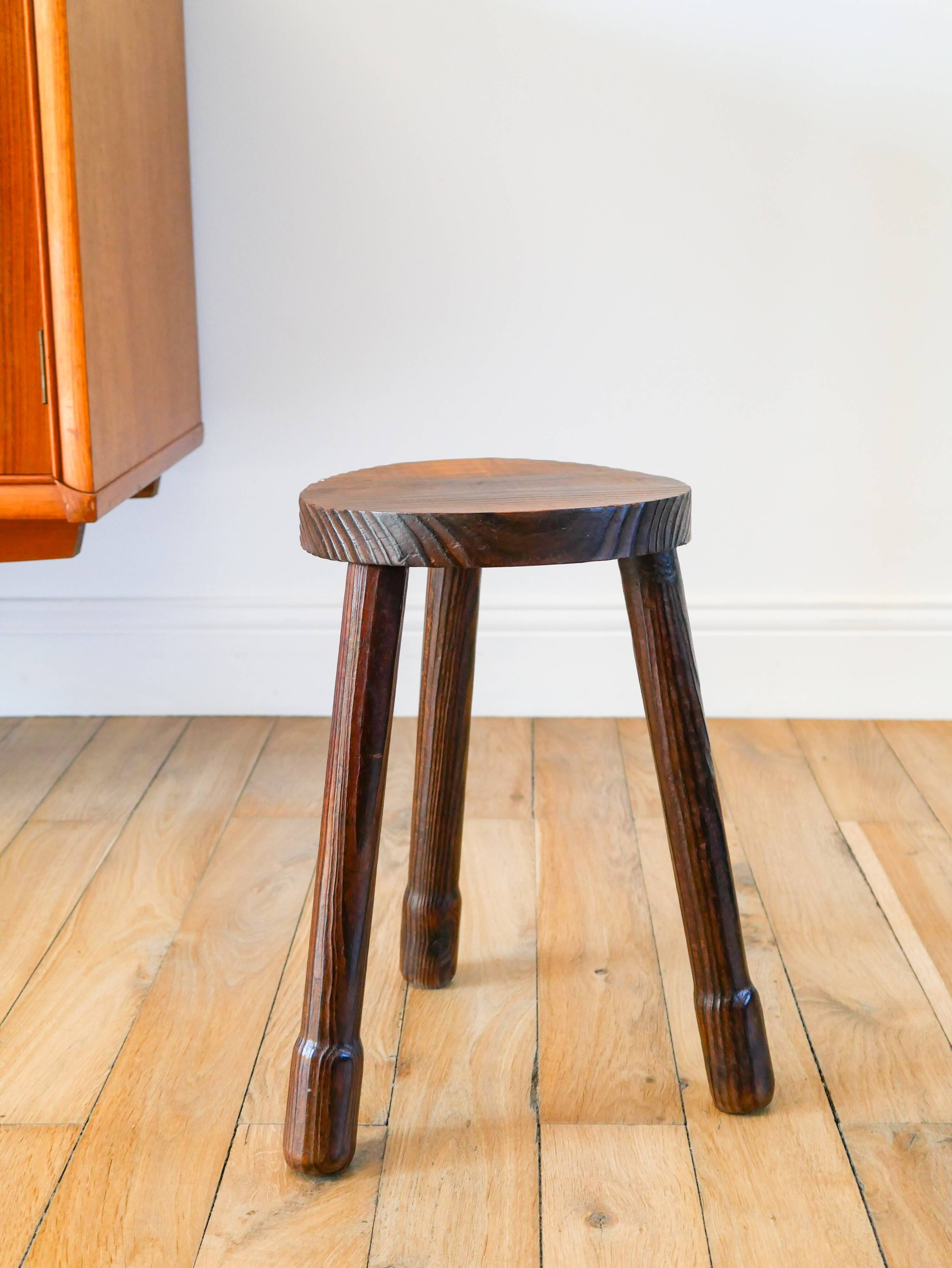 Tabouret tripode en bois, Brutaliste, Style Populaire, 1950