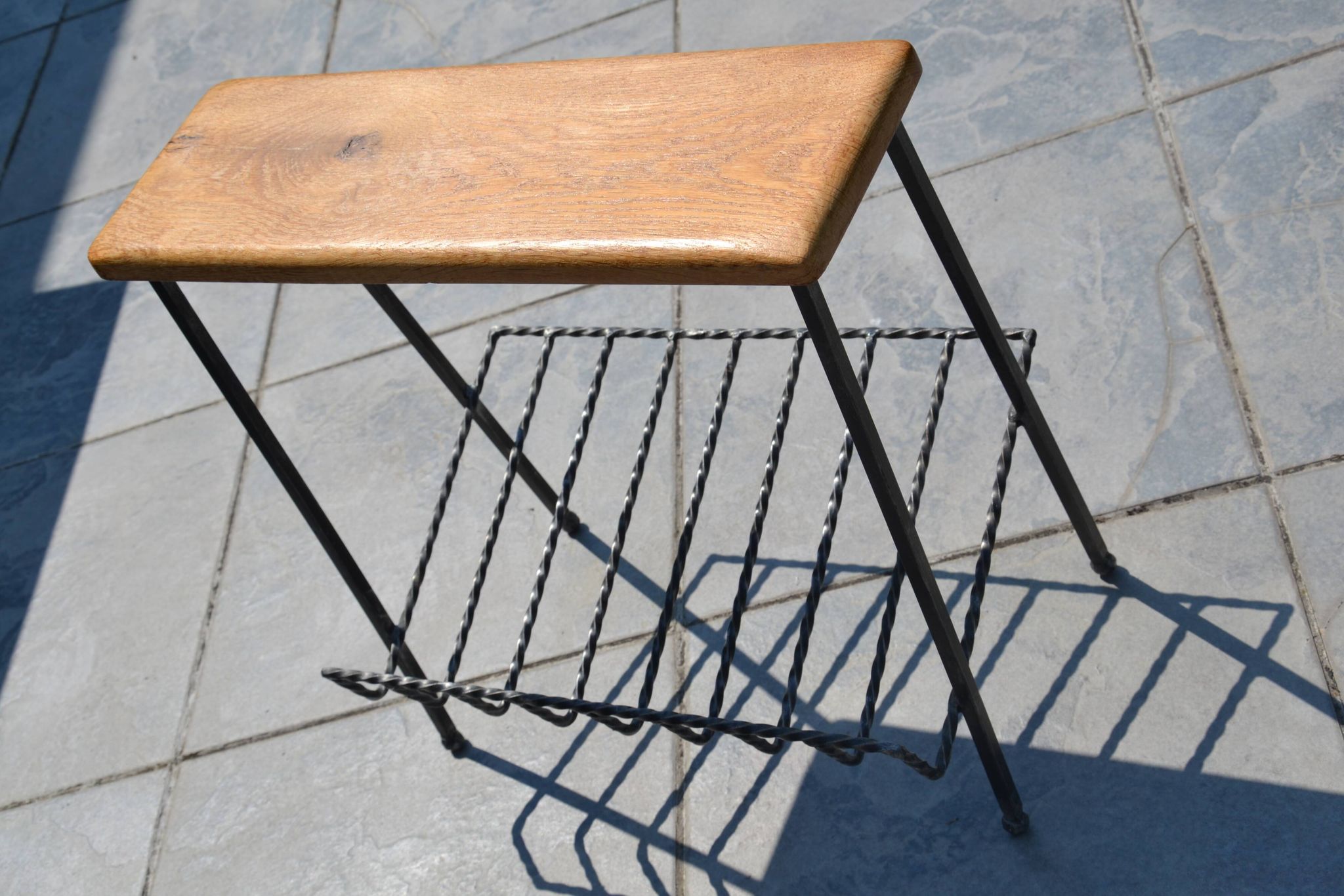 Porte-revues tablette chêne et fer forgé années 60-70