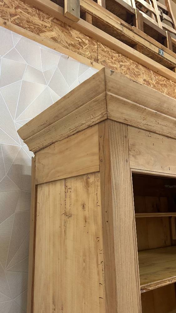 Parisian wardrobe in solid airbrushed wood