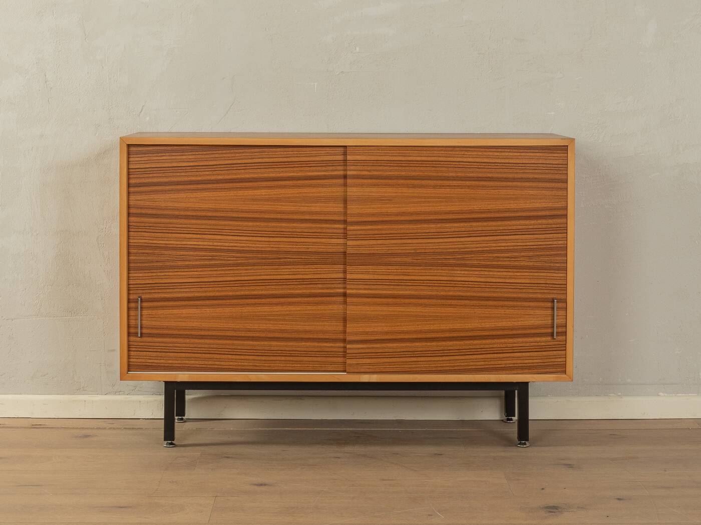 Classic chest of drawers from the 1950s with a wonderful veneer pattern