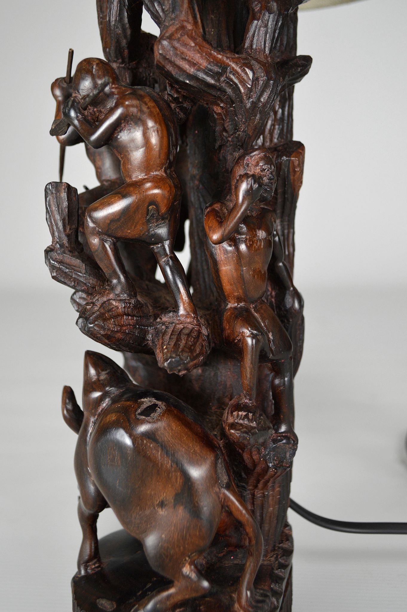 Lampe africaine en ébène sculpté, "Chasseurs, buffle et crocodile"