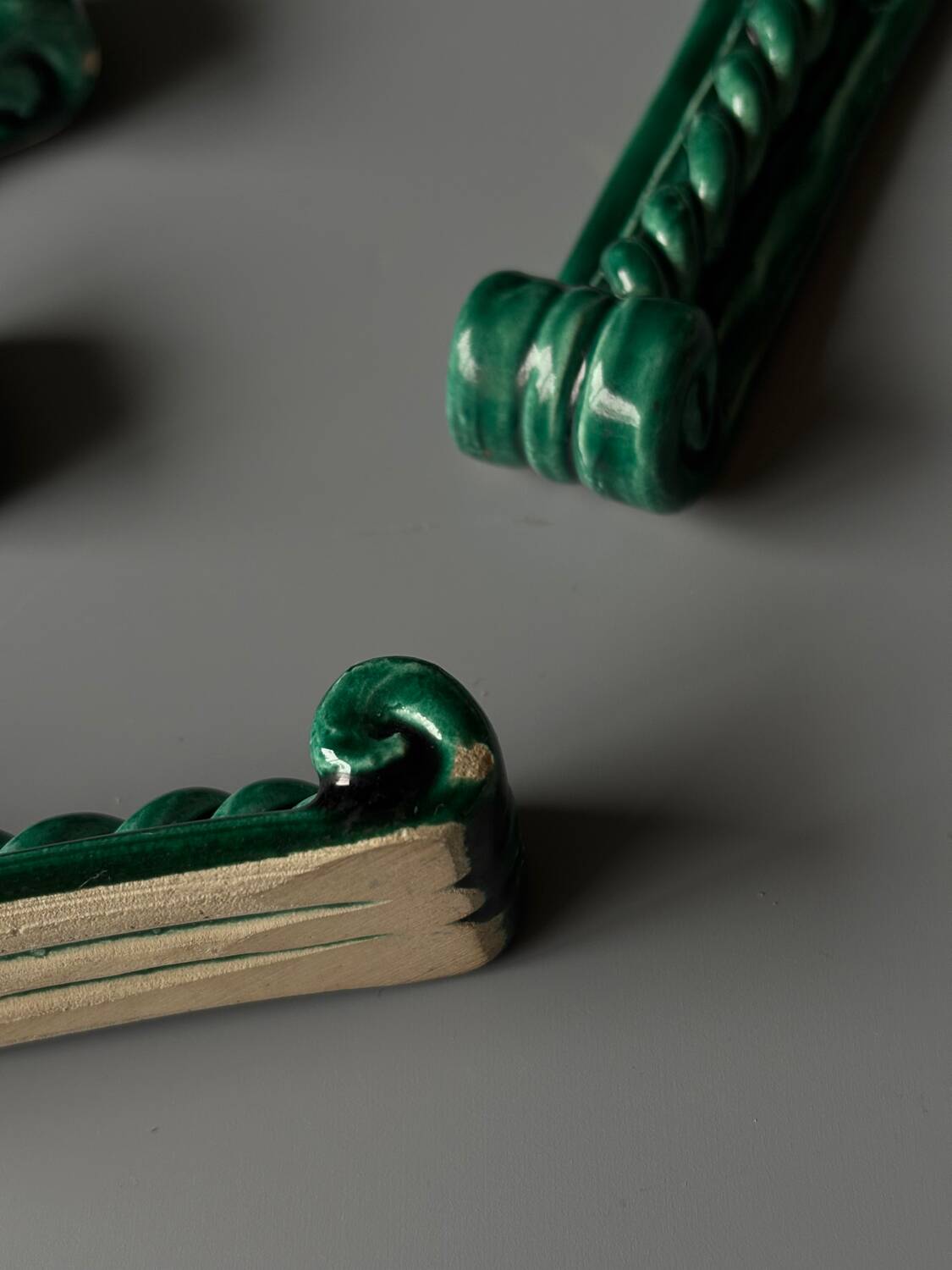 10 porte-couteaux en céramique verte Vallauris