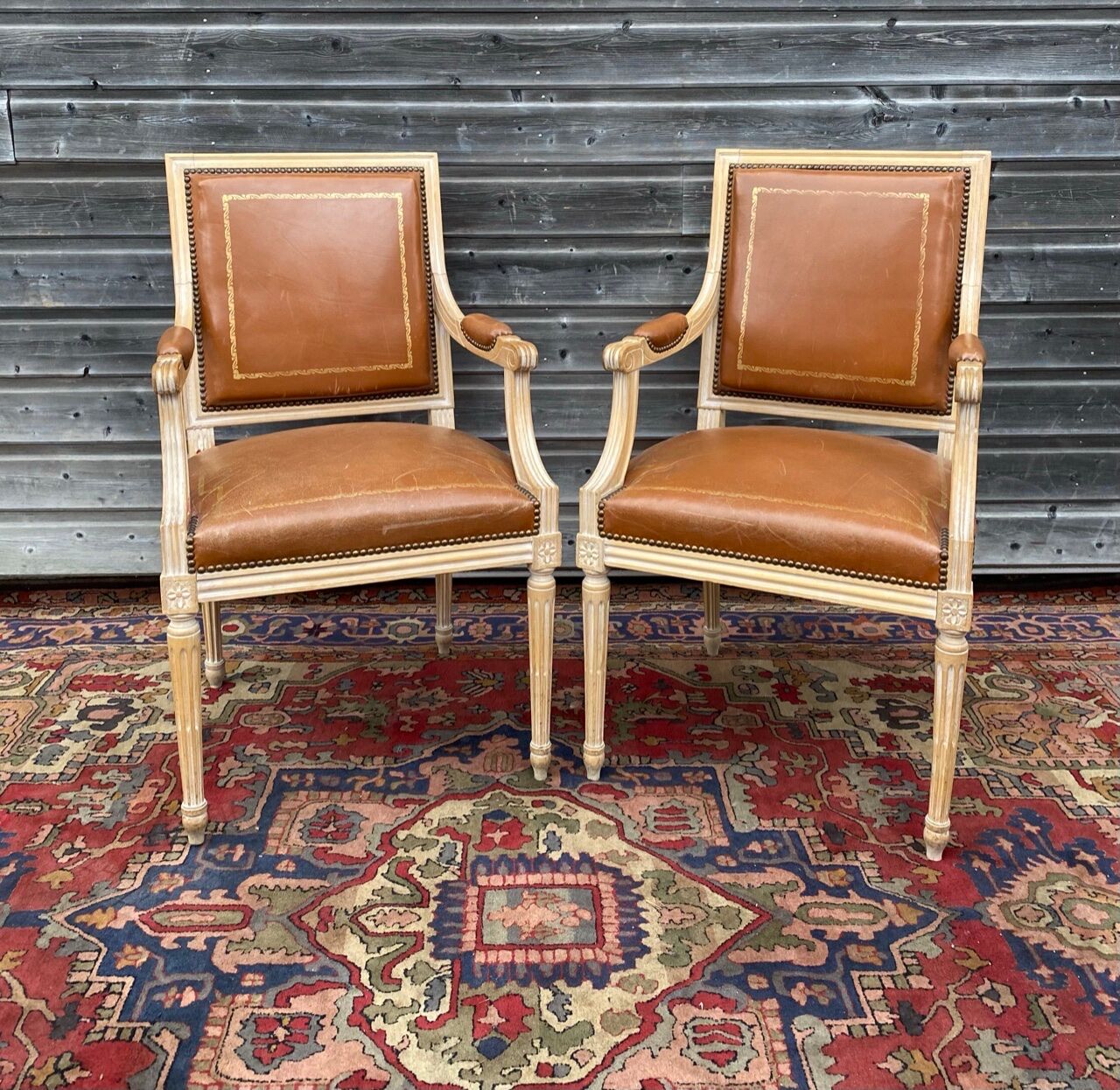 Paire De Fauteuils En Bois Laqué De Style Louis XVI