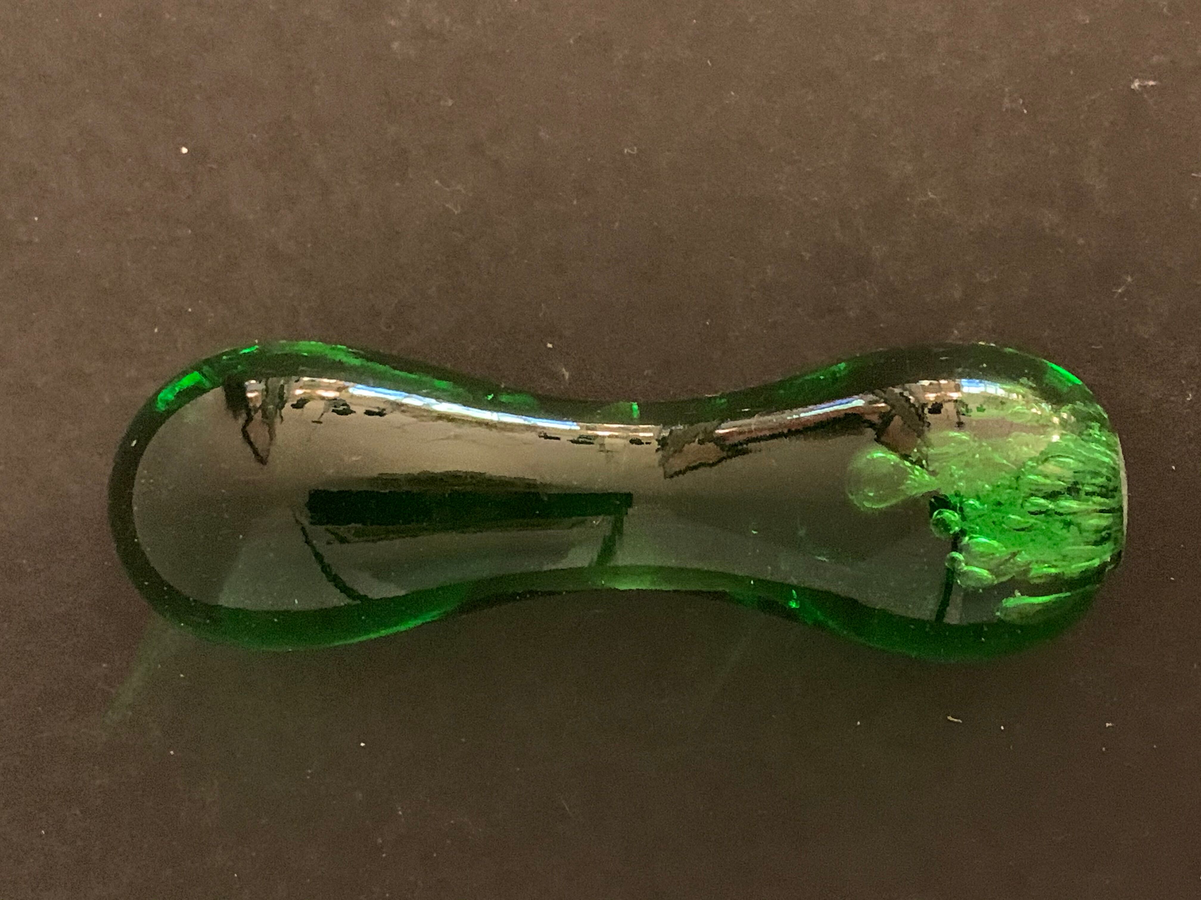 Cendrier Biot en verre vert avec pilon écrase cigares 1960