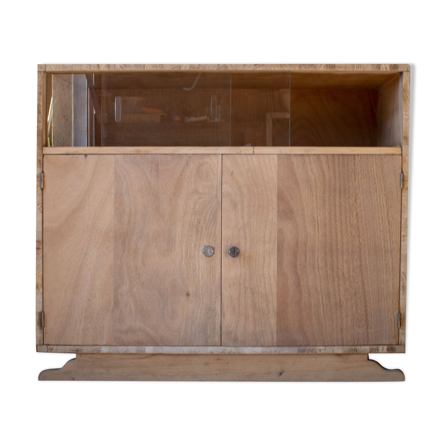 Low glass display cabinet