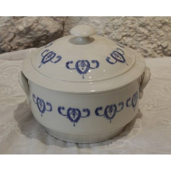 Small soup tureen, covered pot, in Saint Uze earthenware, early 20th century.