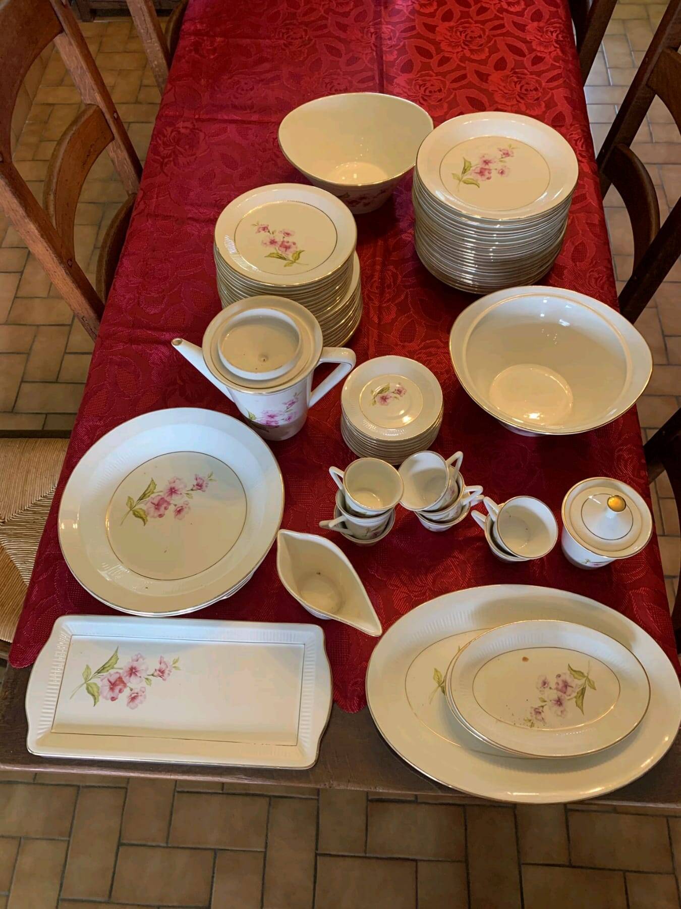 Superb Table Service Gien France – Model "Chevreuse" – 79 pieces