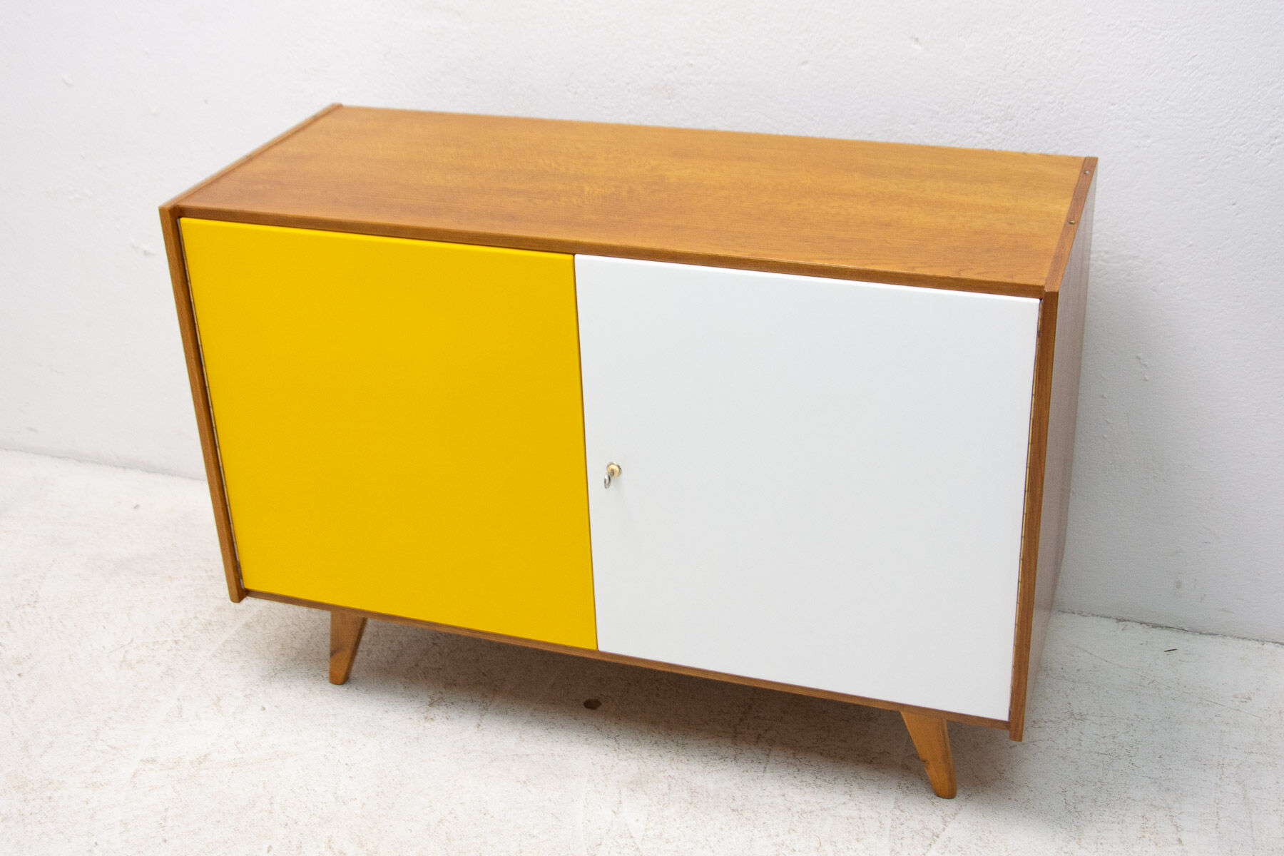 Buffet U-450 du milieu du siècle entièrement restauré par Jiří Jiroutek, années 1960, Tchécoslovaquie