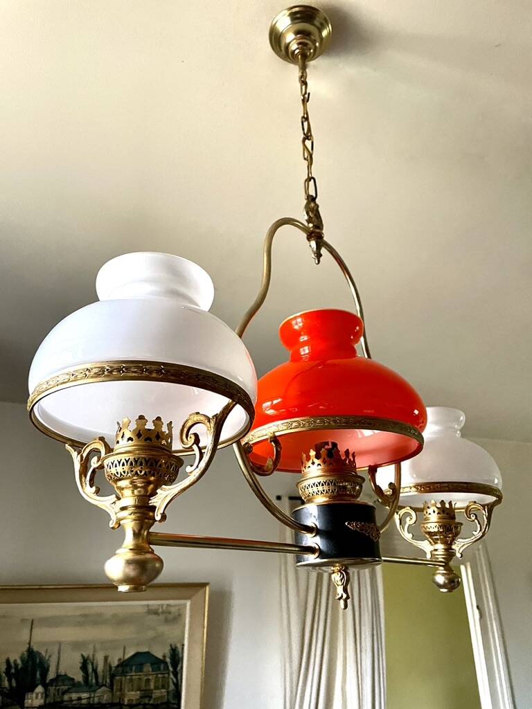 Lustre doré néoclassique aux coupoles blanches et orange 1950