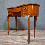 Louis XV style hairdresser in the shape of a bean, elegant and very decorative.