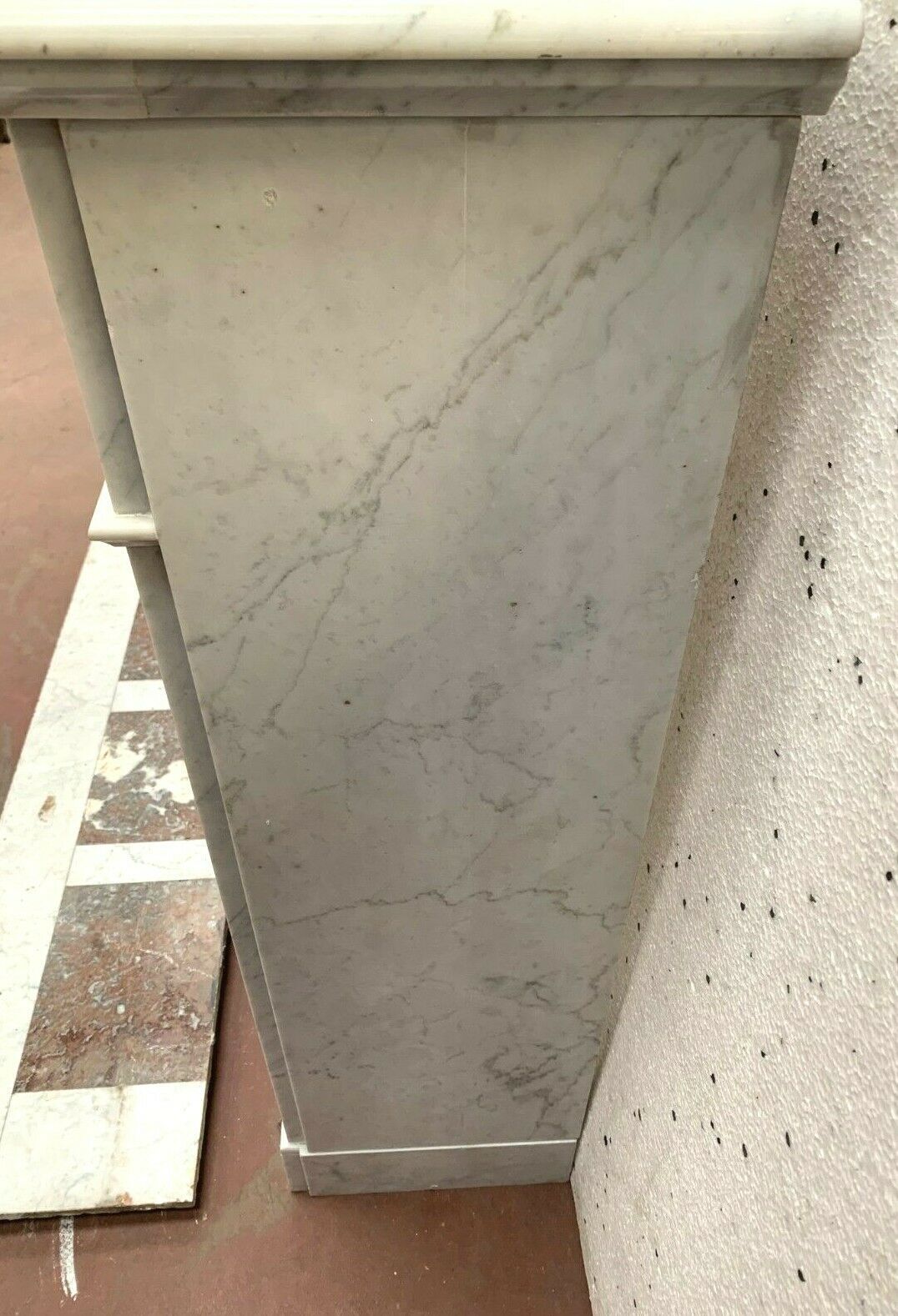 Cheminée de style Louis XVI en marbre blanc veiné de Carrare XIX siècle