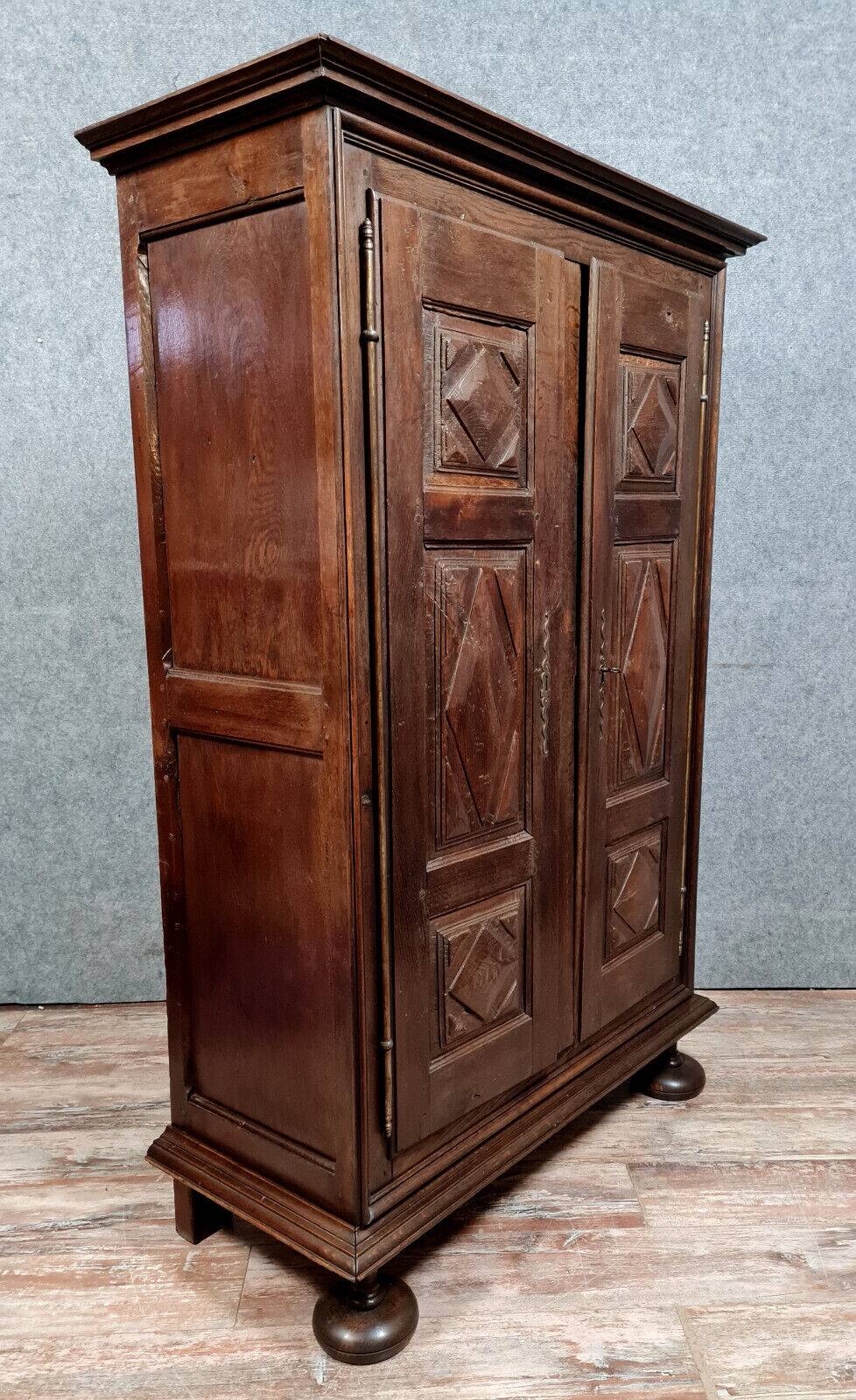 Burgundy valet cabinet from the Louis XIII period in solid oak circa 1700
