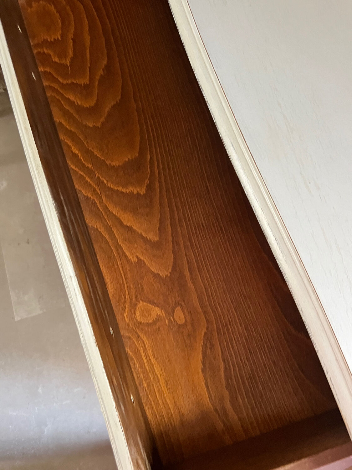 Chest of drawers with 3 curved legs